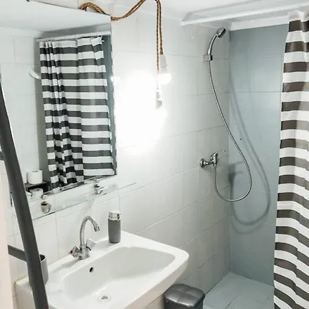 Charming 2-Bedroom Apartment Close To Amenities Πόρτο Χέλι