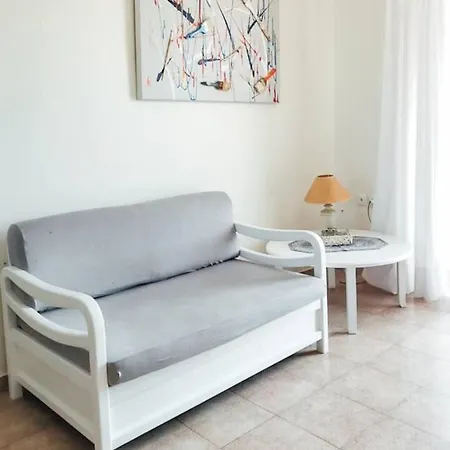 Charming 2-Bedroom Apartment Close To Amenities *
