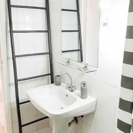 Charming 2-Bedroom Apartment Close To Amenities